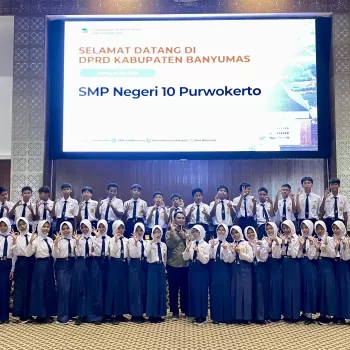 Kunjungan Siswa SMPN 10 Purwokerto ke Kantor DPRD Banyumas: 